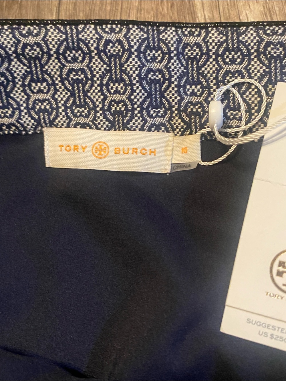 Tory Burch Navy & White Geo Front-Zip Mini Skirt - Picture 8 of 9